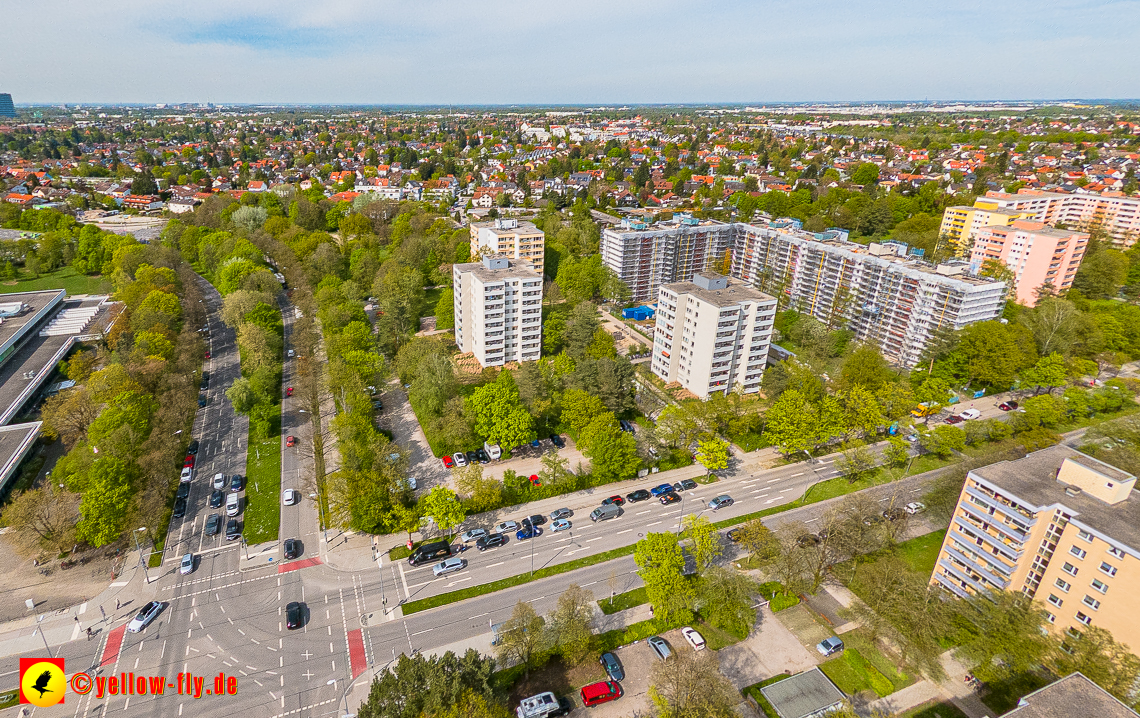 04.05.2023 - Luftbilder von der Fassadensanierung am Karl-Marx-Ring 11-21 in Neuperlach